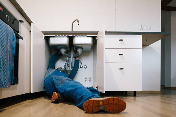 Professional Emergency Plumber technician working in Danciger, TX